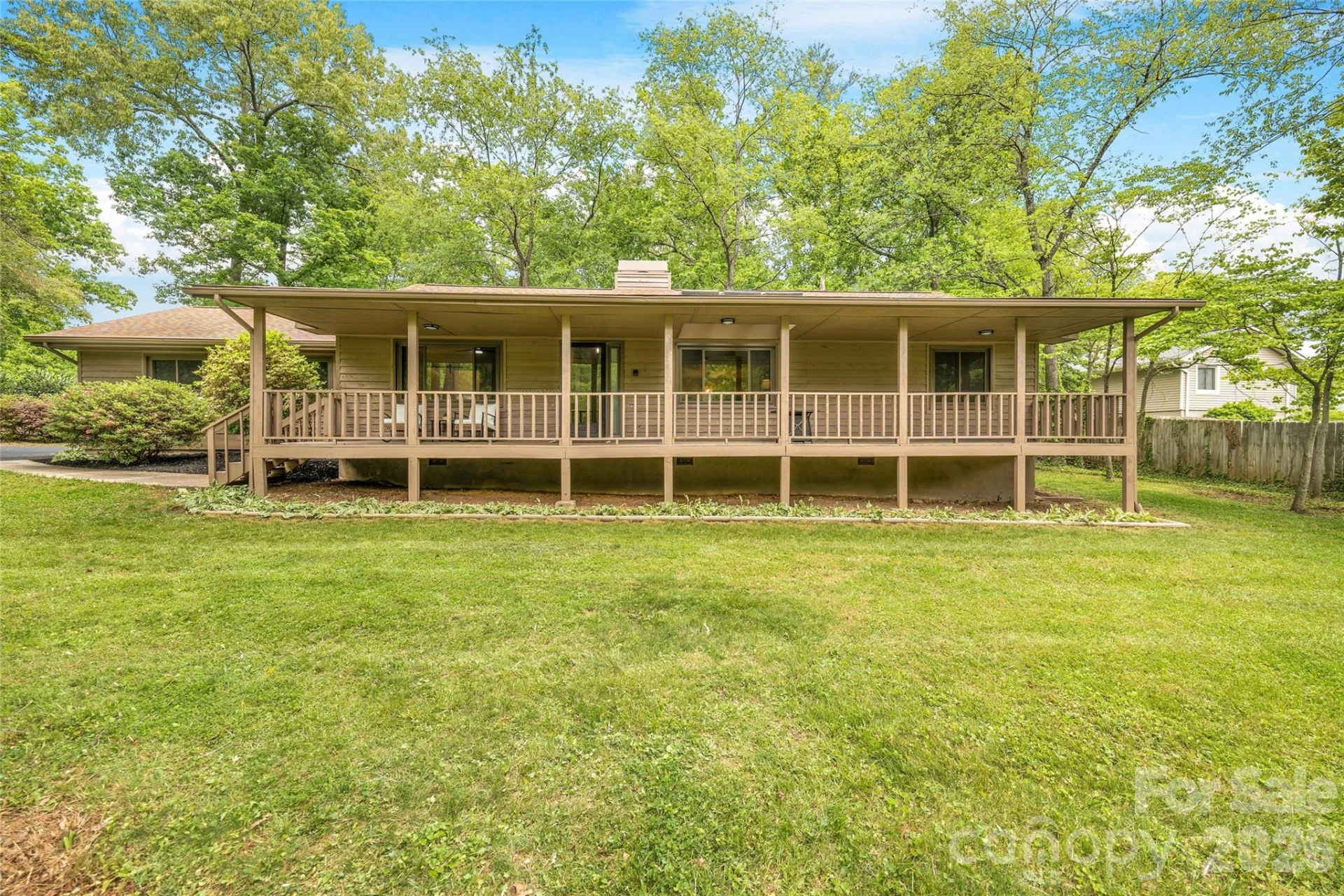 135 Scarlet Drive - Photo 2
