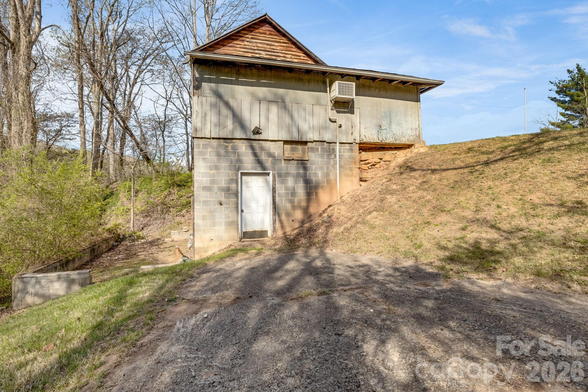 2172 Smokey Park Highway - Photo 15