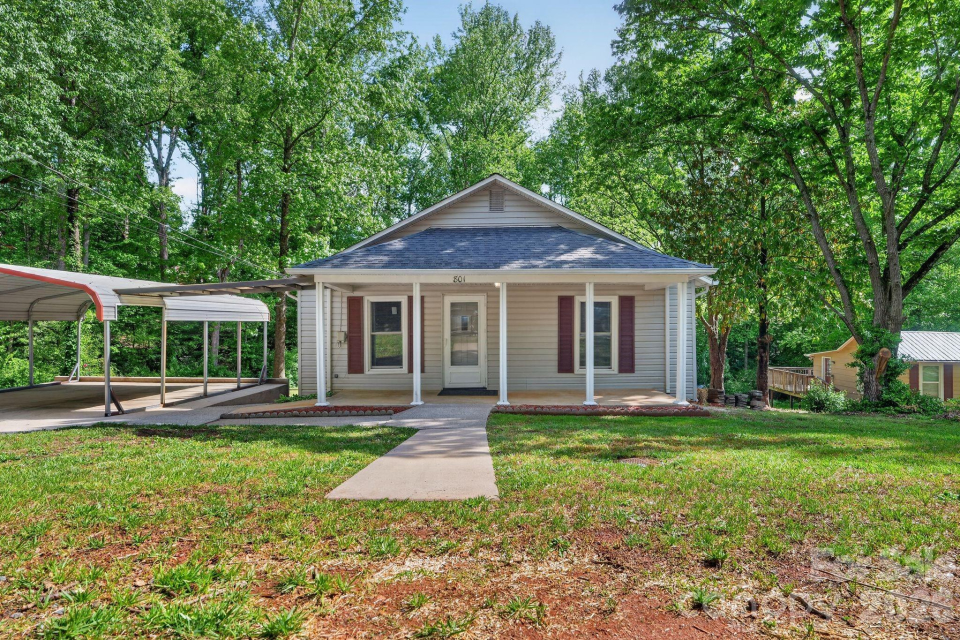 801 Woodlawn Avenue - Photo 2