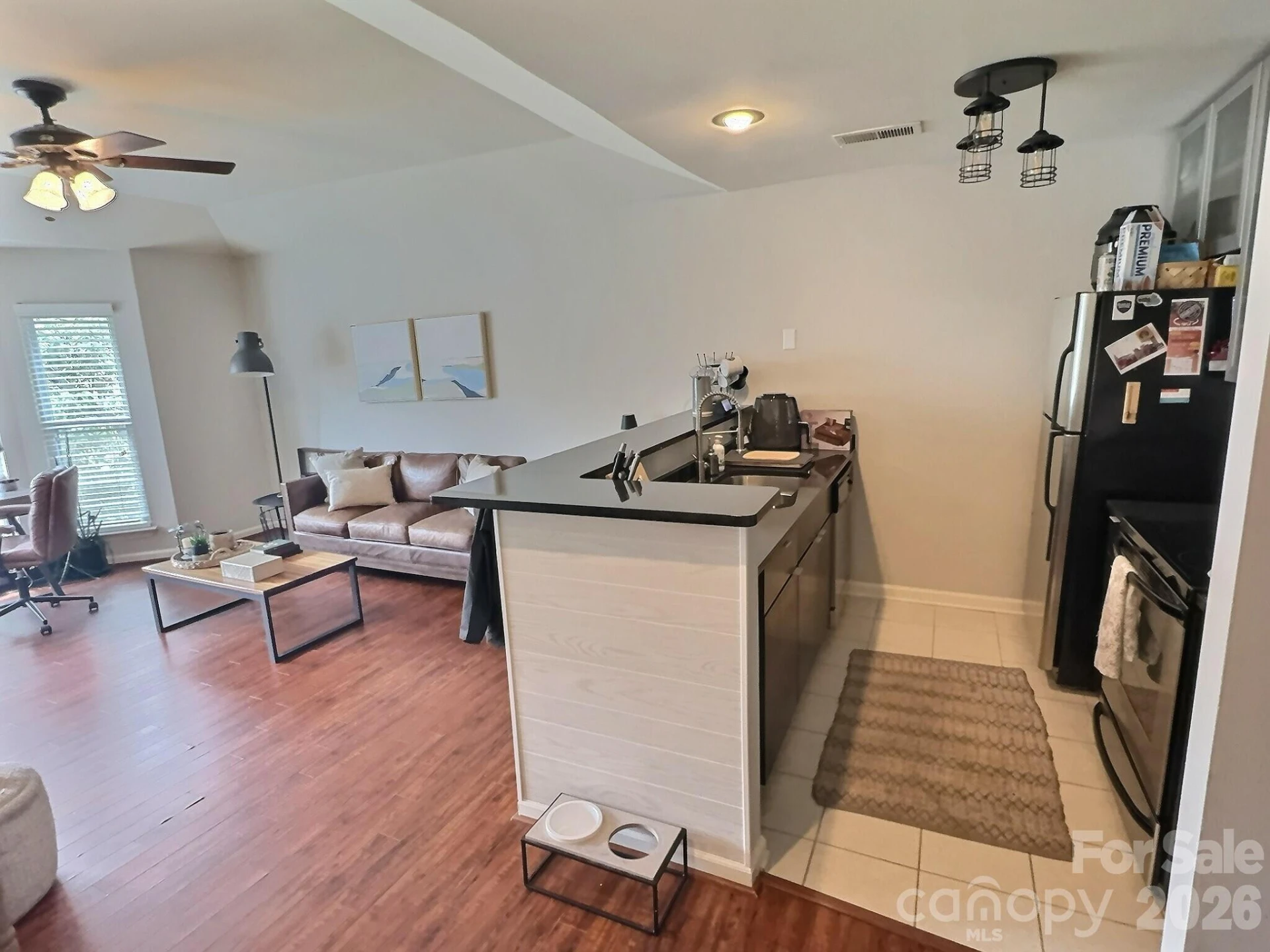 513 Graham Street - Photo 2