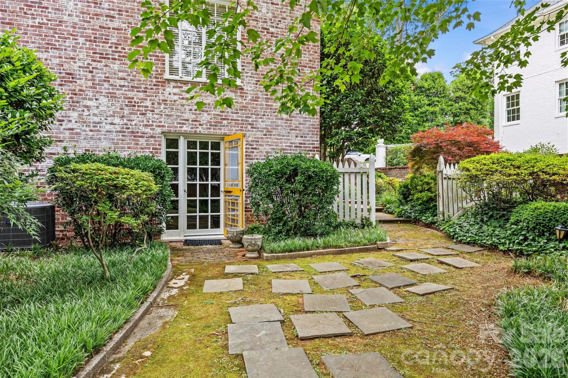 1858 Queens Road - Photo 9