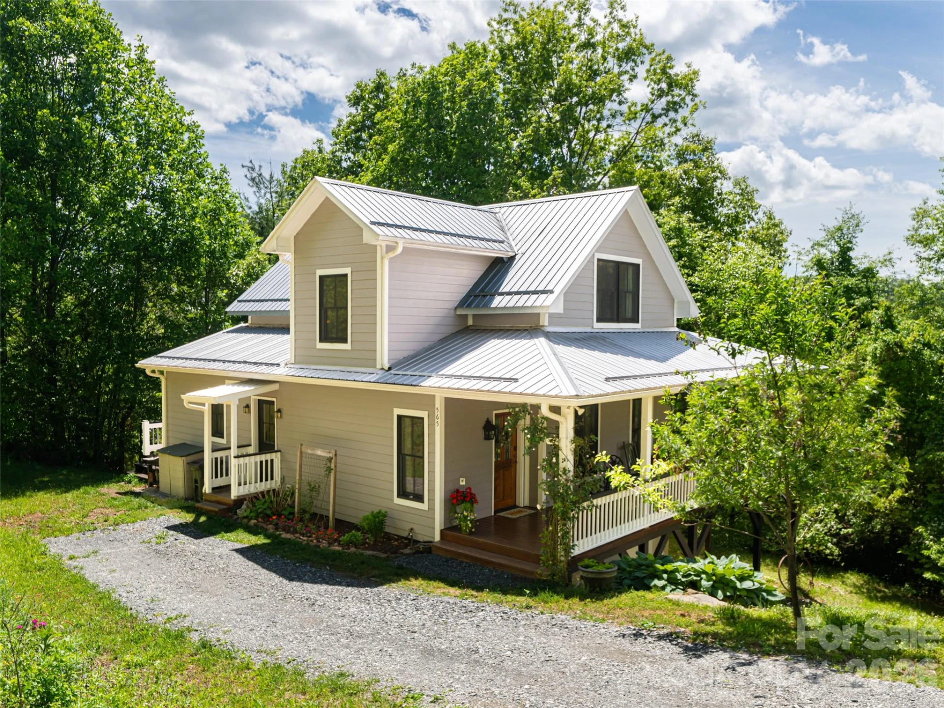 565 Bailey Street - Photo 2