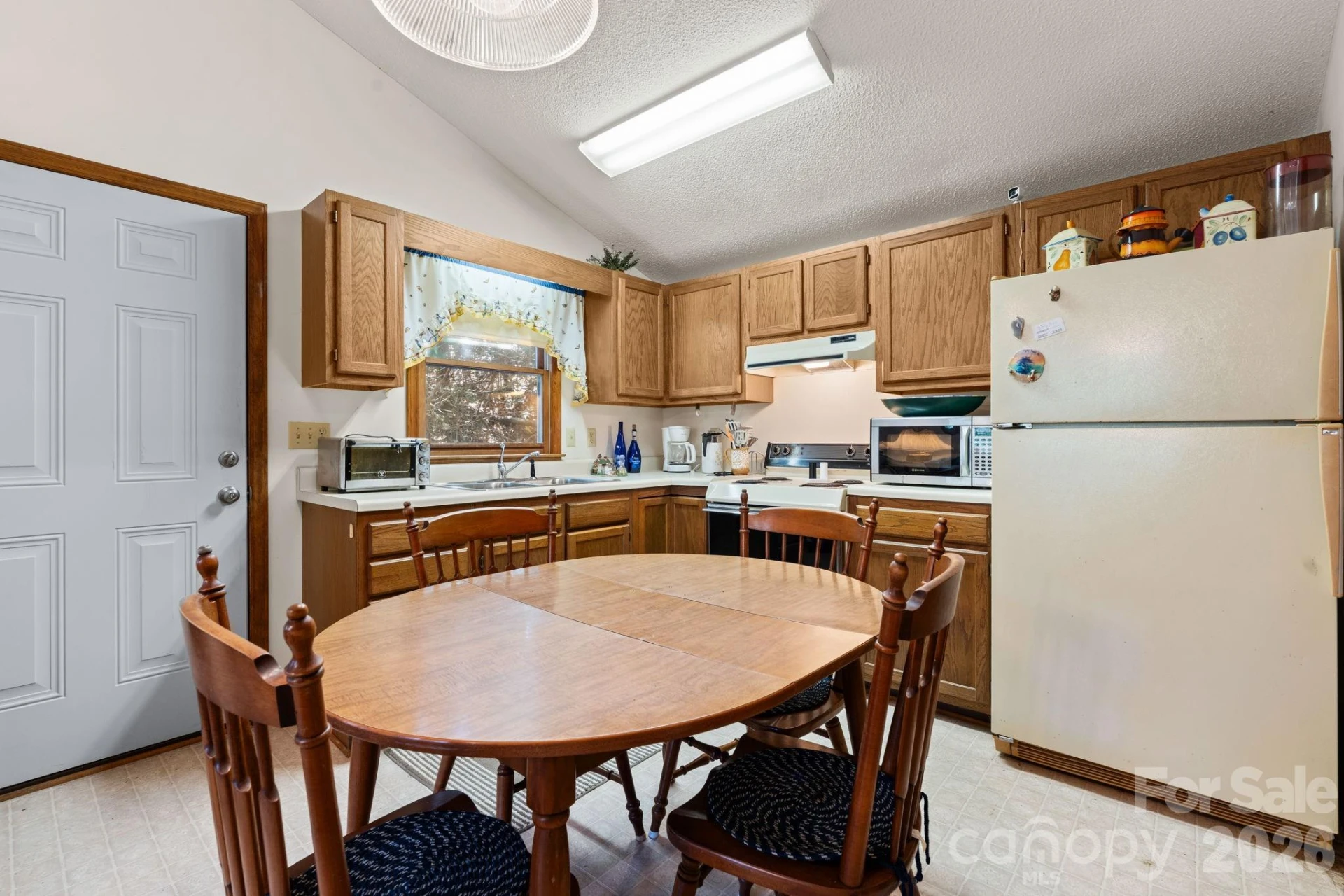 8977 Rose Hollow Avenue - Photo 6