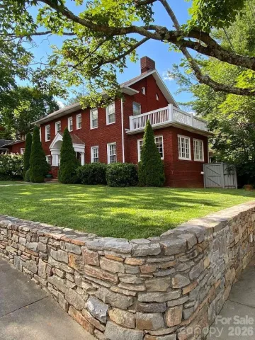 8 Colonial Place