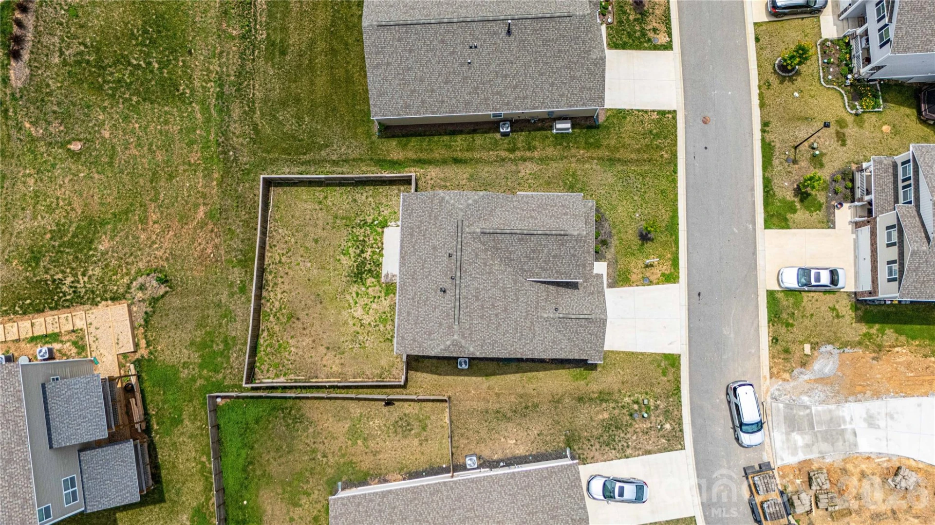 917 Newport Court - Photo 2