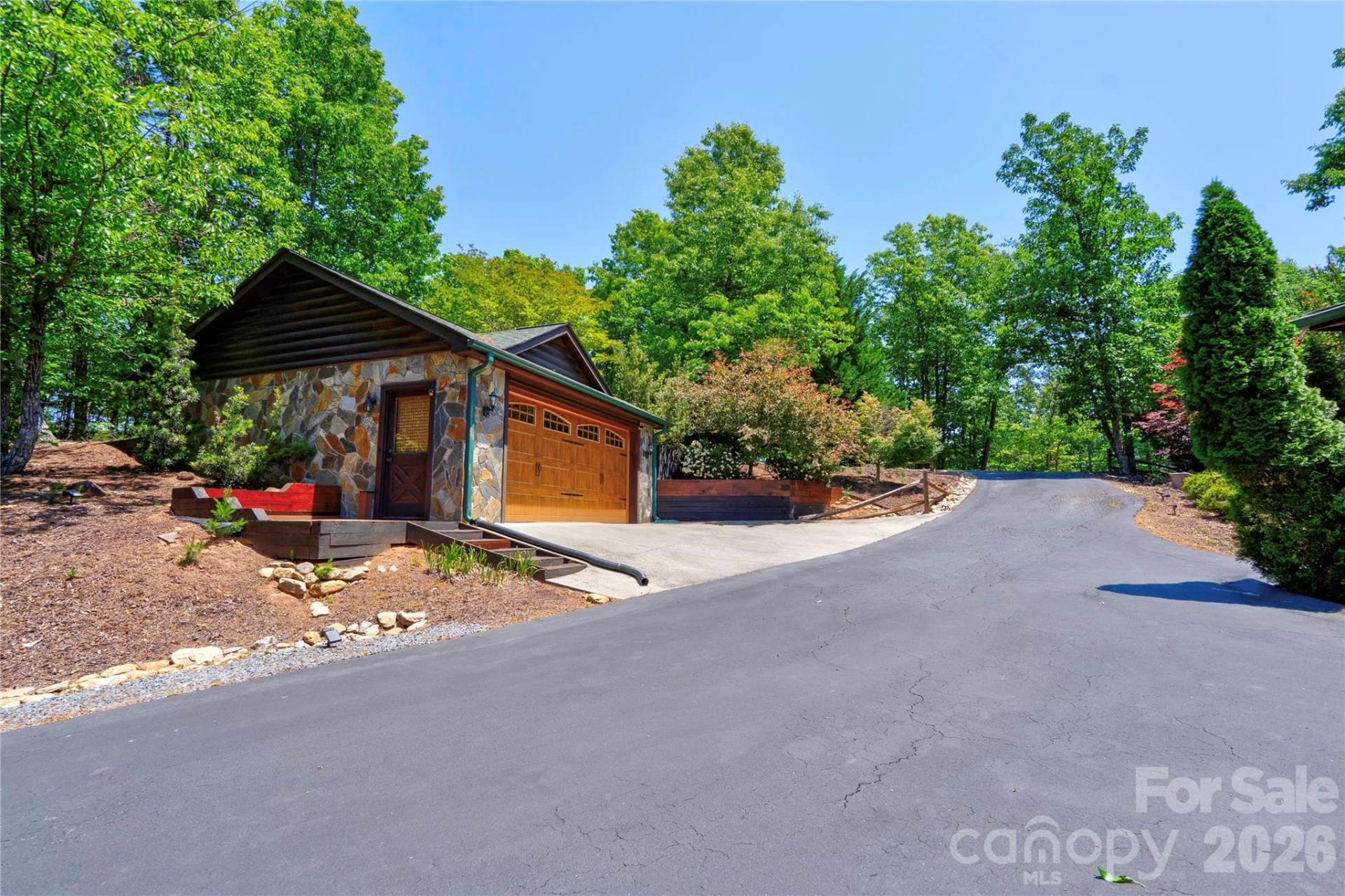 389 Woodgate Drive - Photo 15