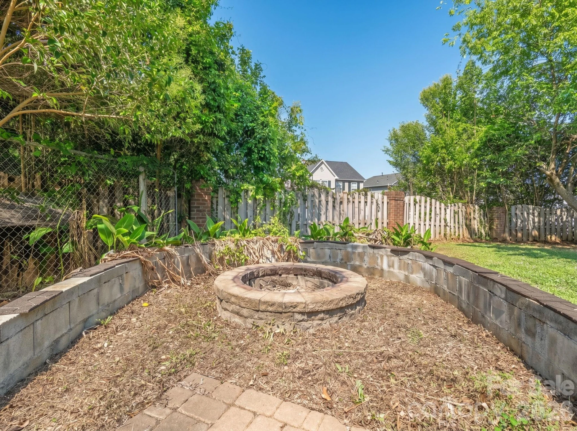 2120 Amesbury Avenue - Photo 3