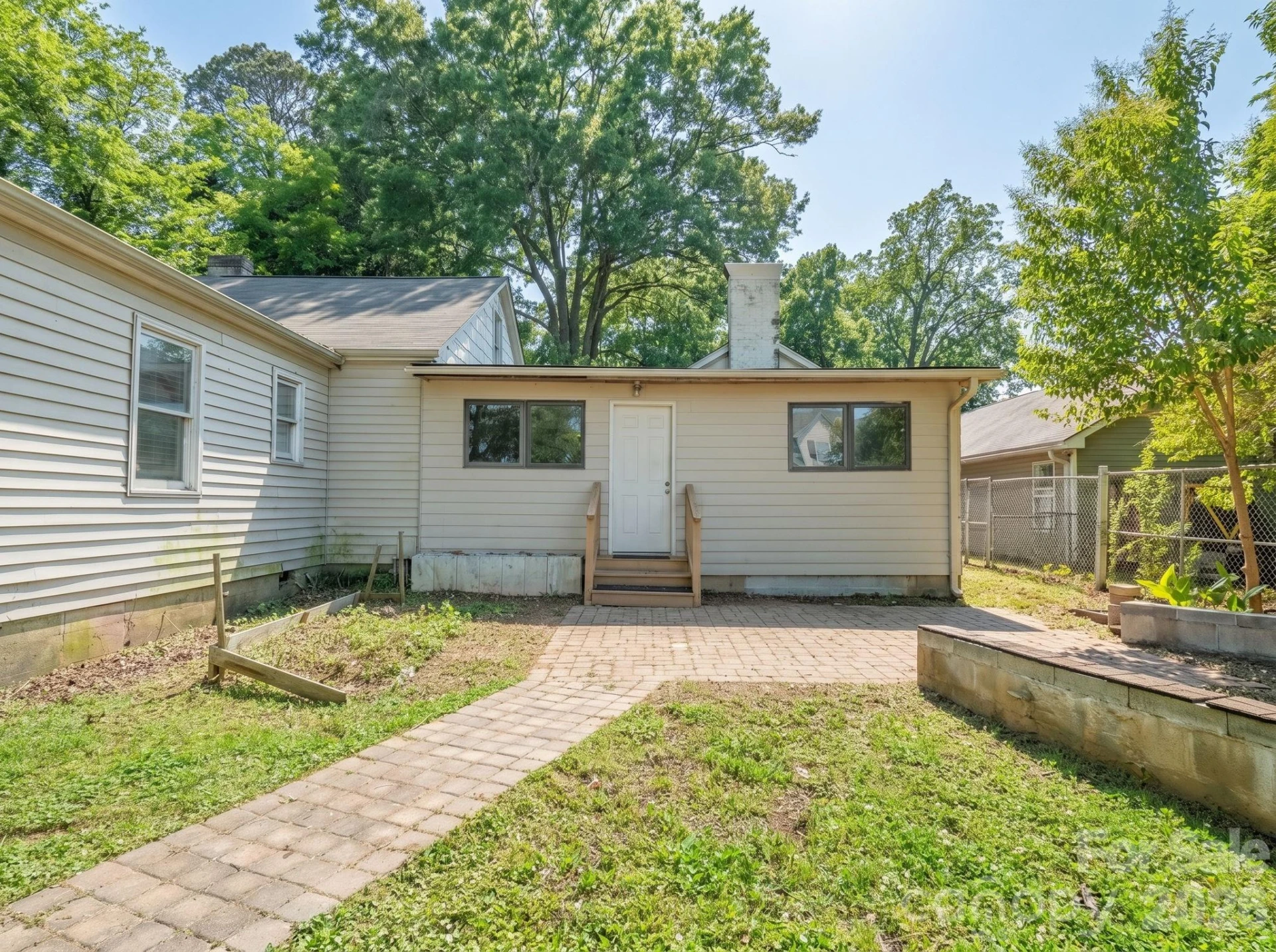 2120 Amesbury Avenue - Photo 4