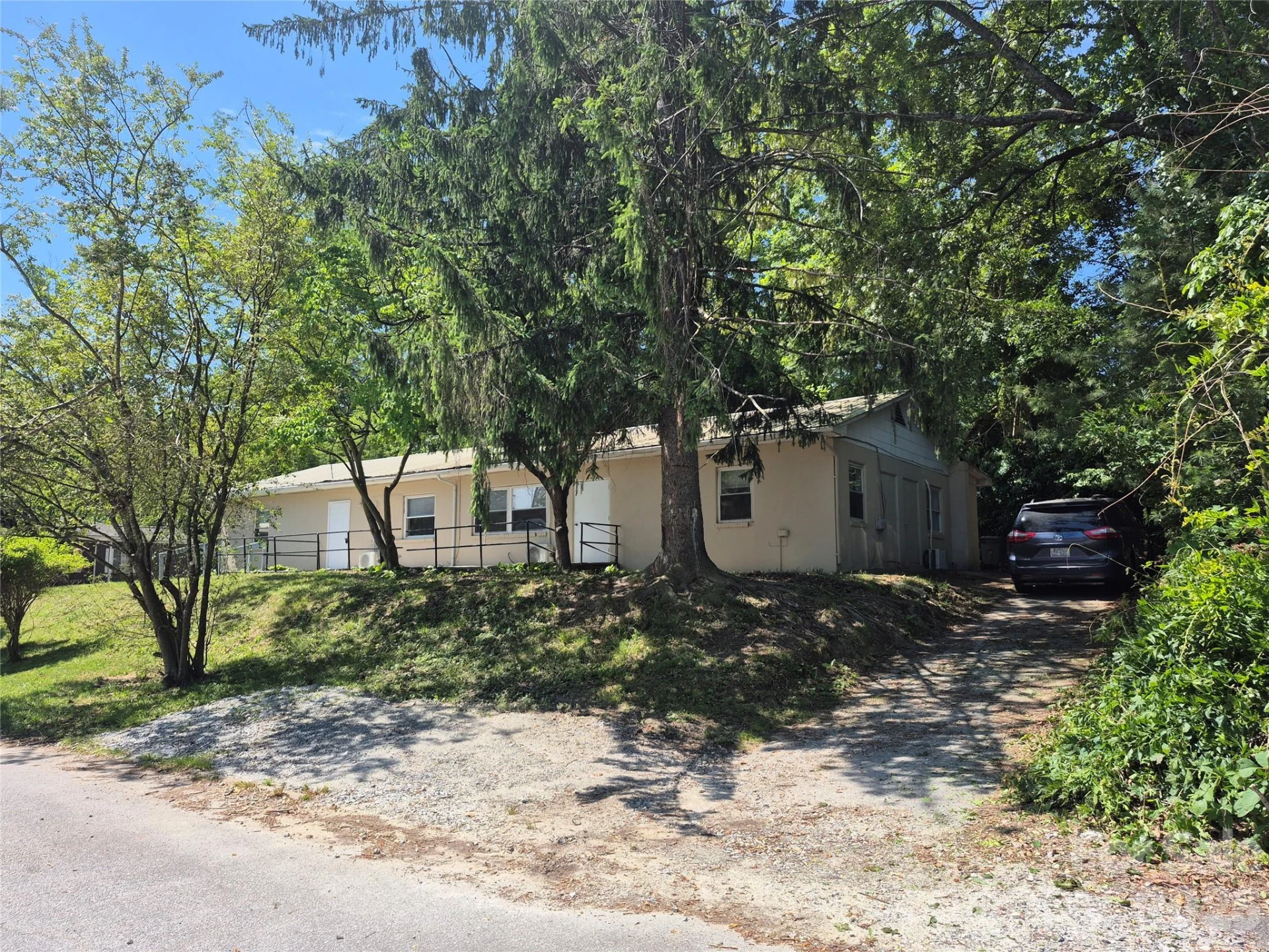 1745 Meadowbrook Terrace - Photo 3