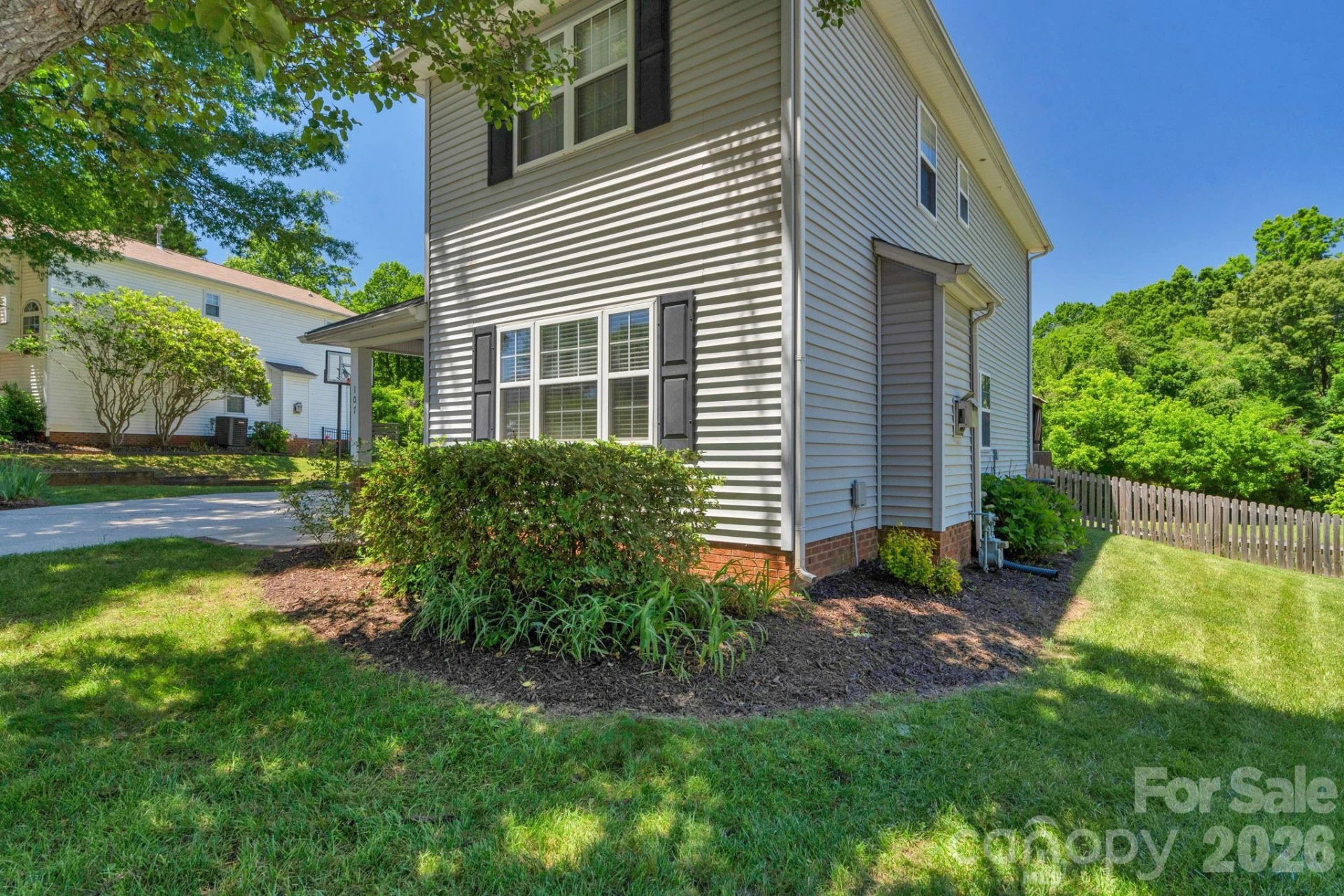 107 Howe Street - Photo 2