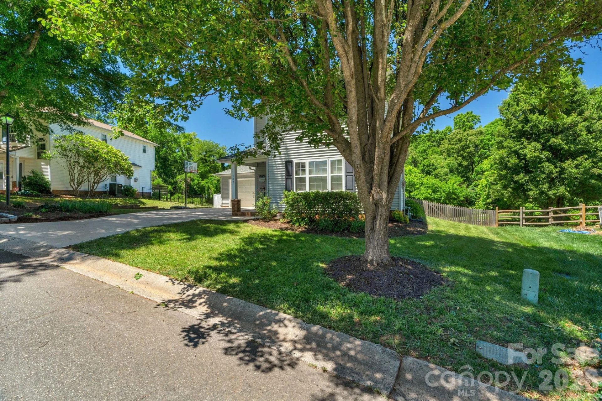 107 Howe Street - Photo 3
