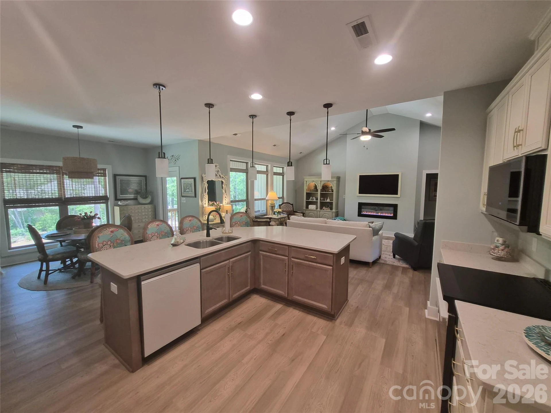 111 Lakefront Drive - Photo 4