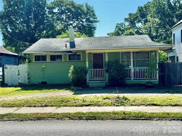 1704 Hawthorne Lane