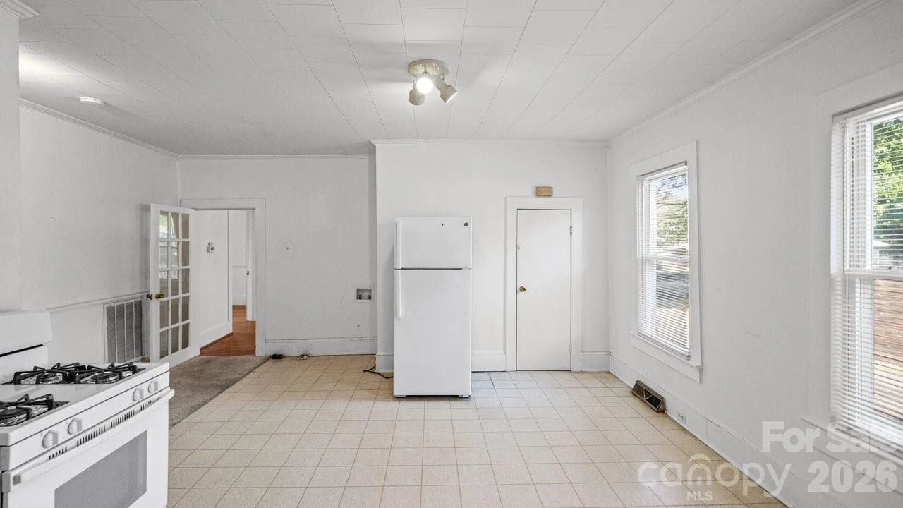 110 Globe Street - Photo 18
