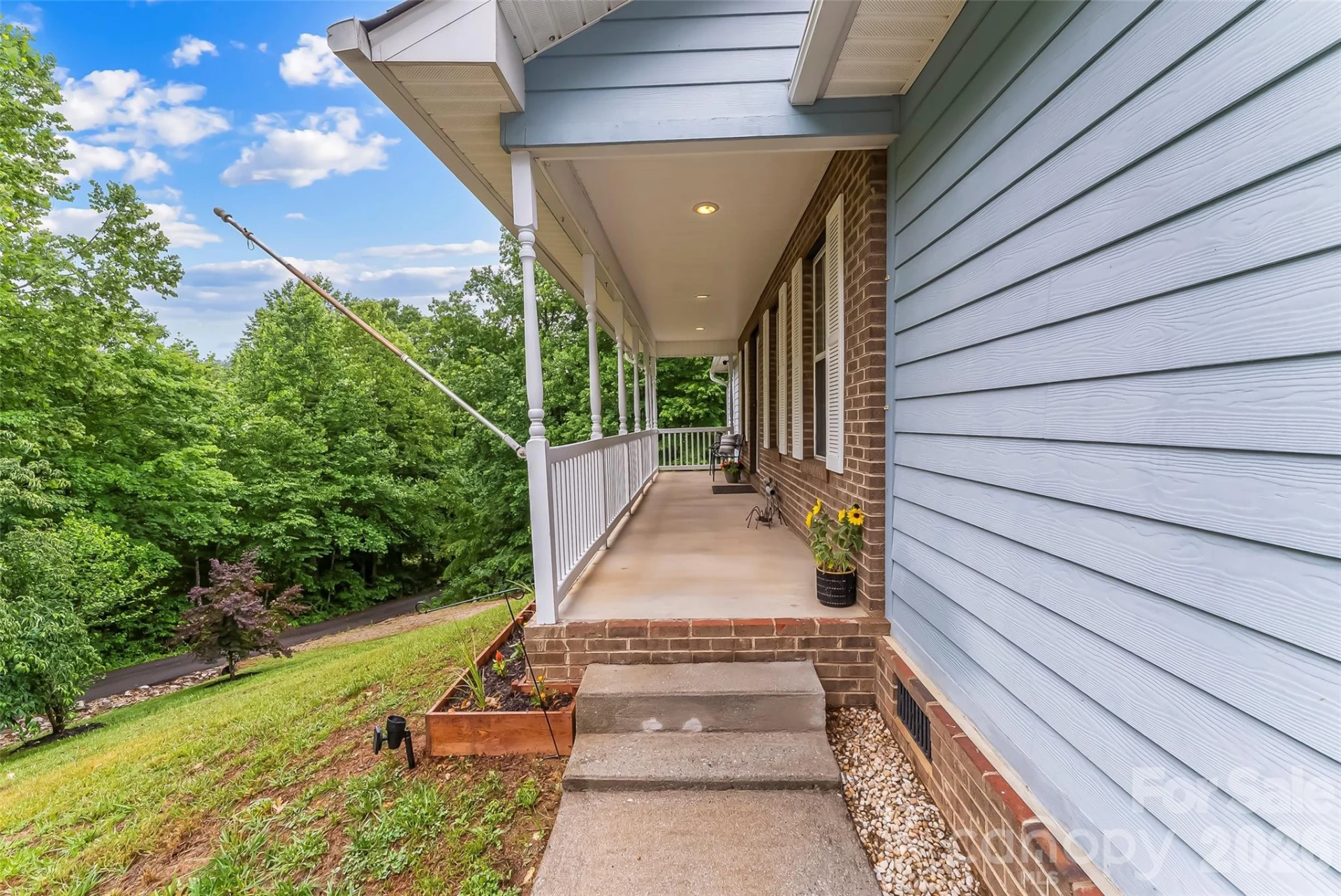 570 Pleasant View Drive - Photo 3