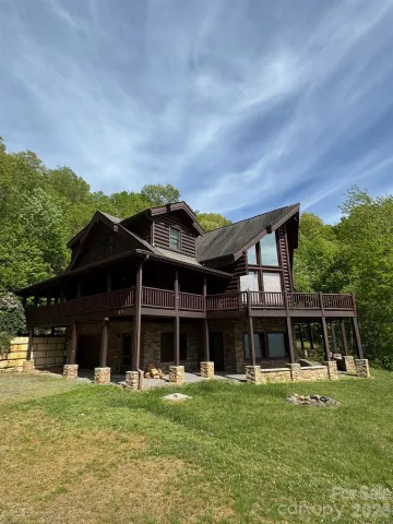 686 Hyacinth Drive