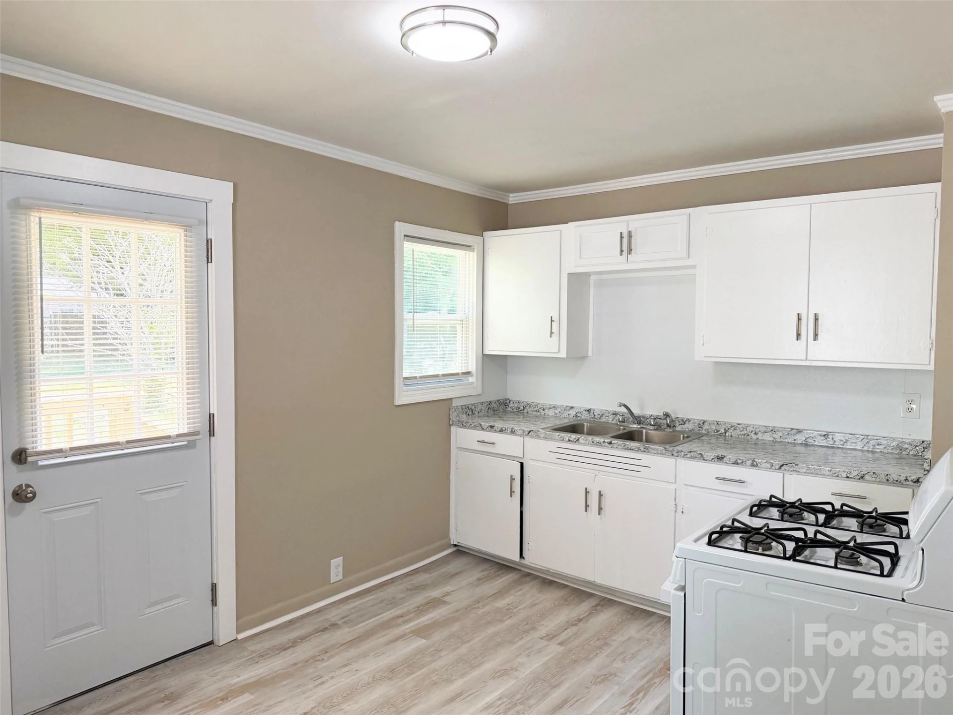 372 Baker Street - Photo 5