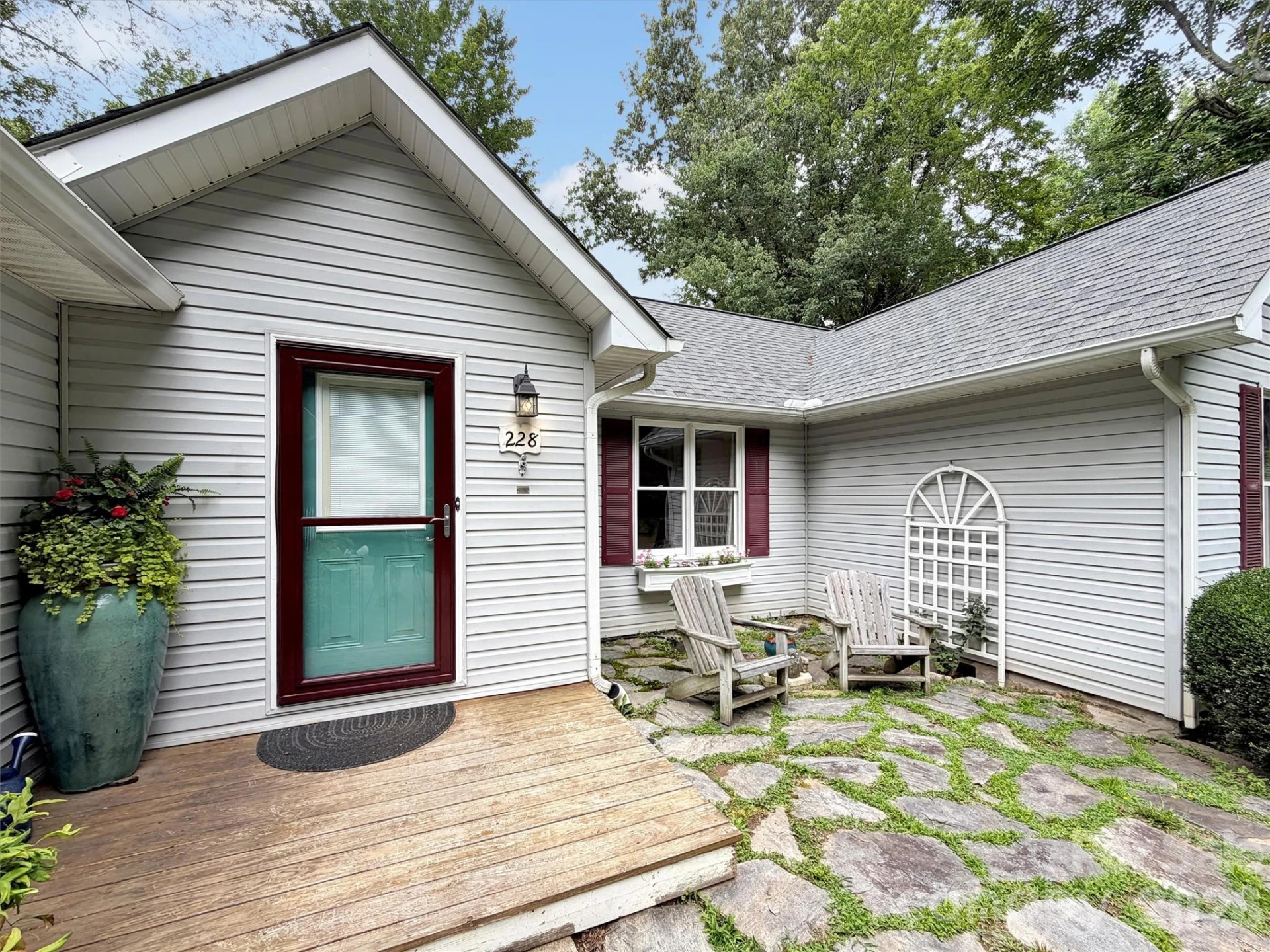 228 Crescent Drive - Photo 4