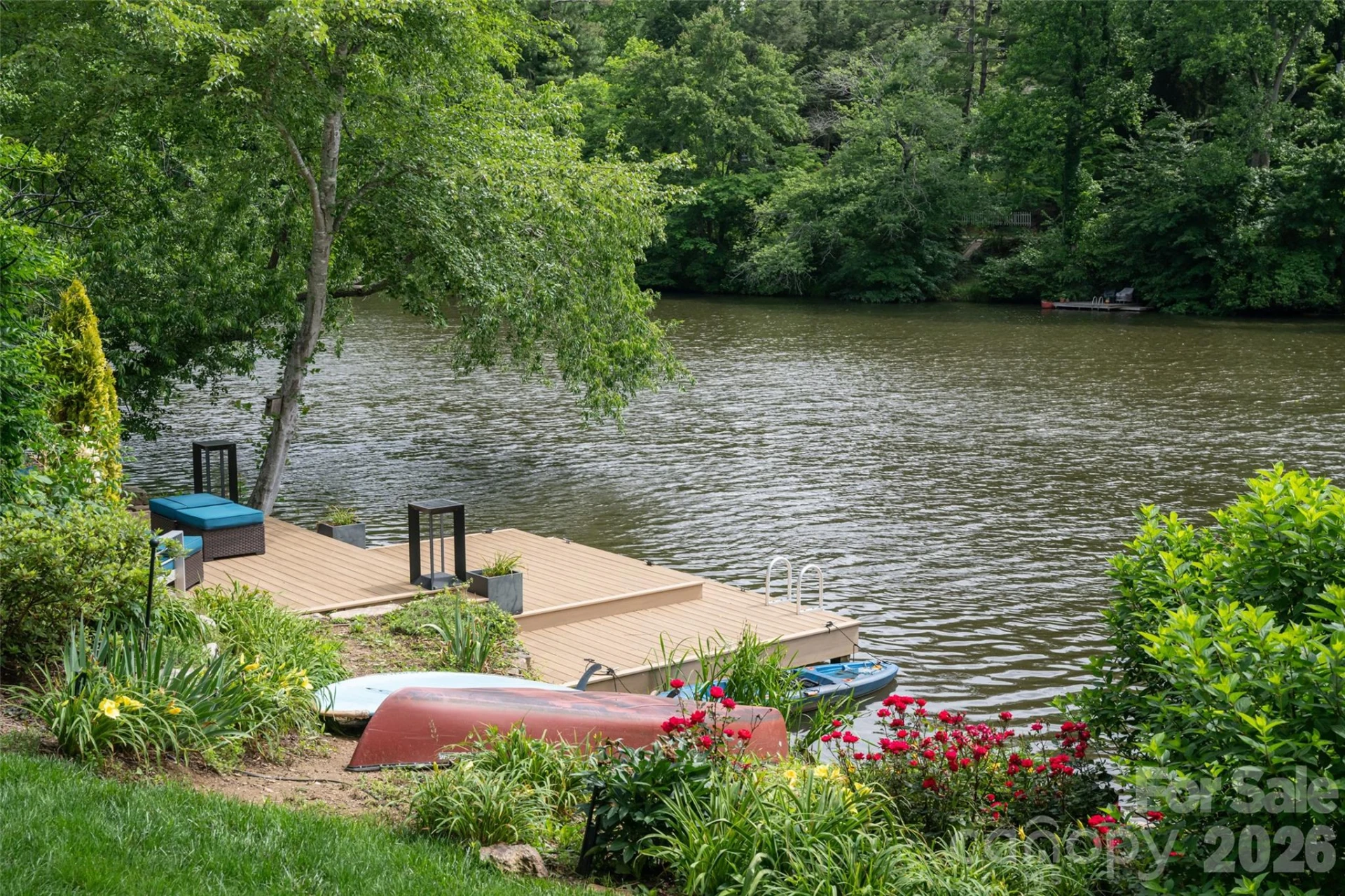 305 Lakewood Drive - Photo 2