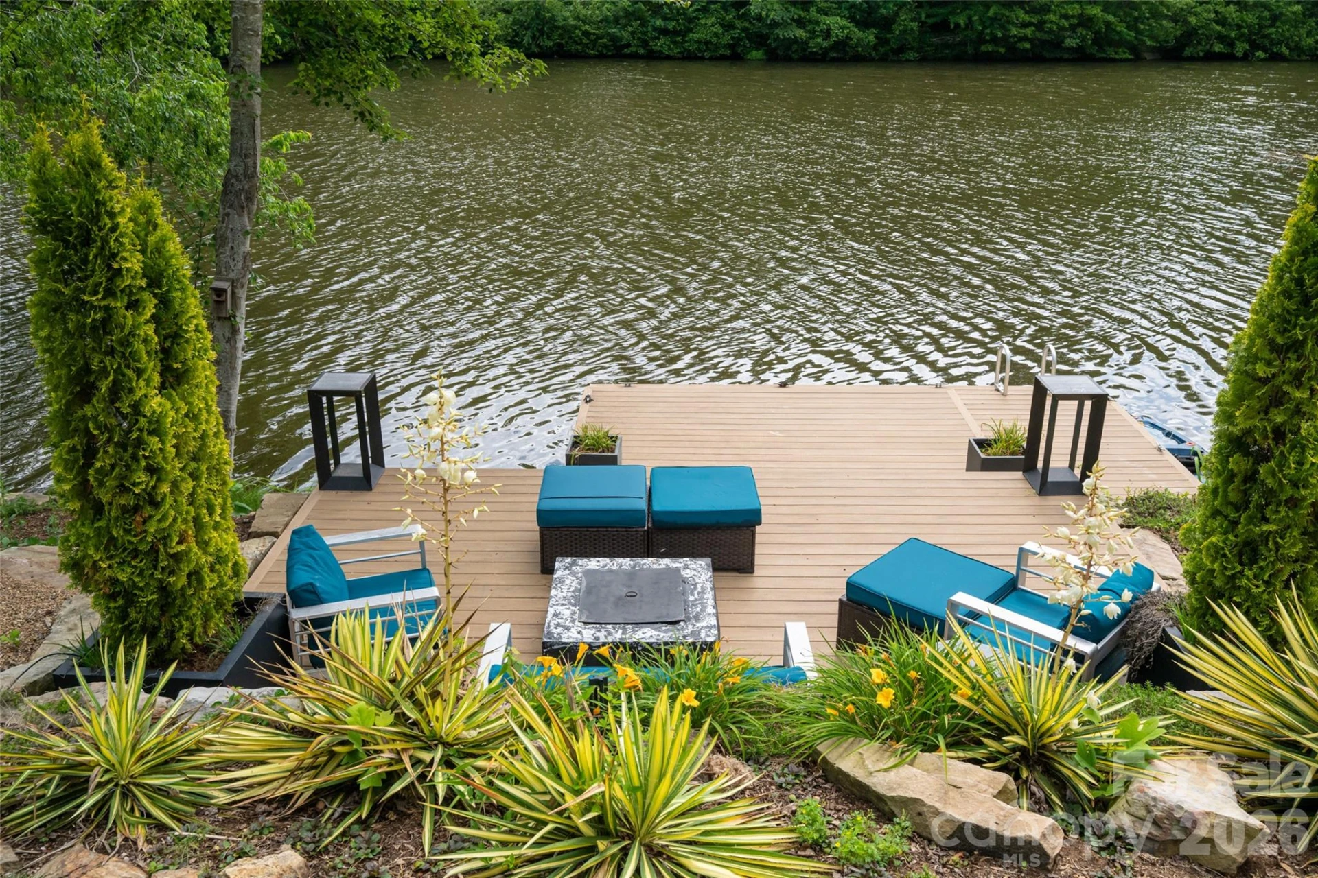 305 Lakewood Drive - Photo 3