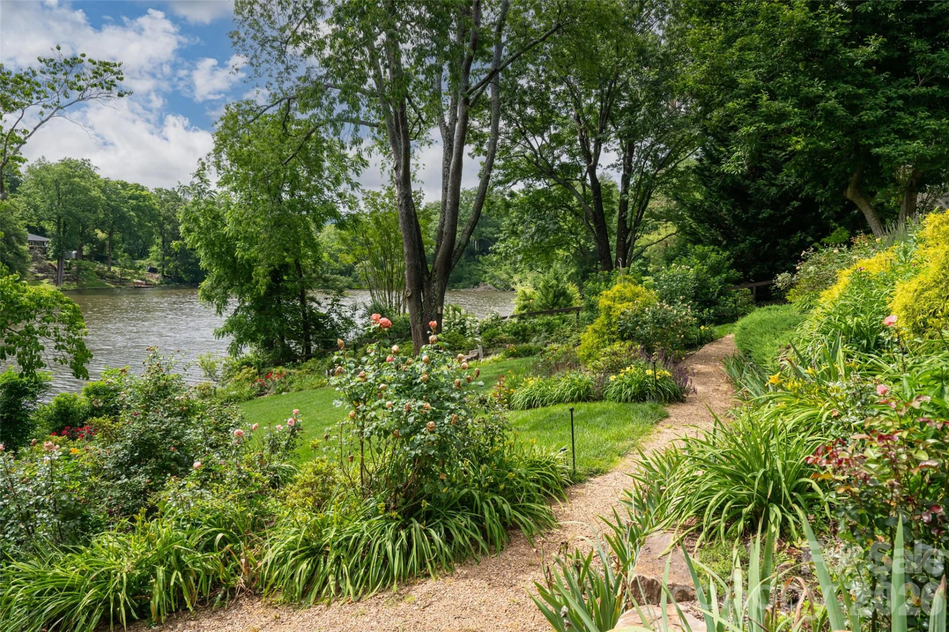 305 Lakewood Drive - Photo 34