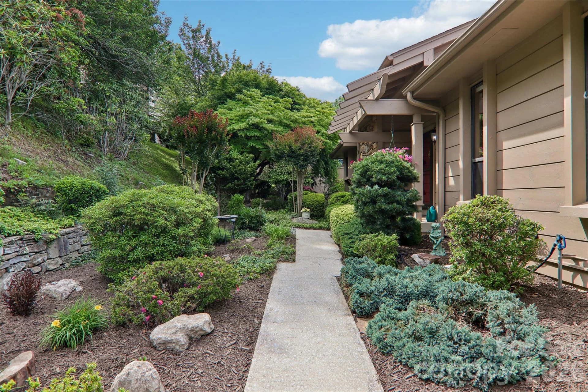 138 Woodbridge Drive - Photo 2