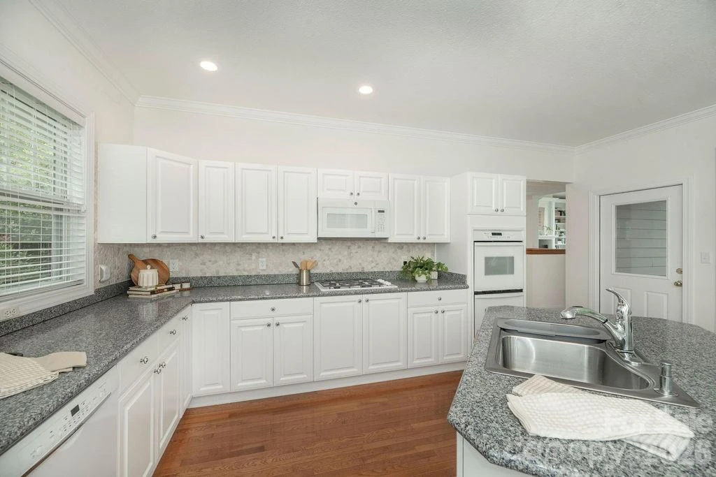 719 Deerlake Road - Photo 22