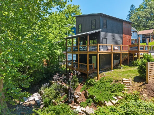 158 Simcoe Street
