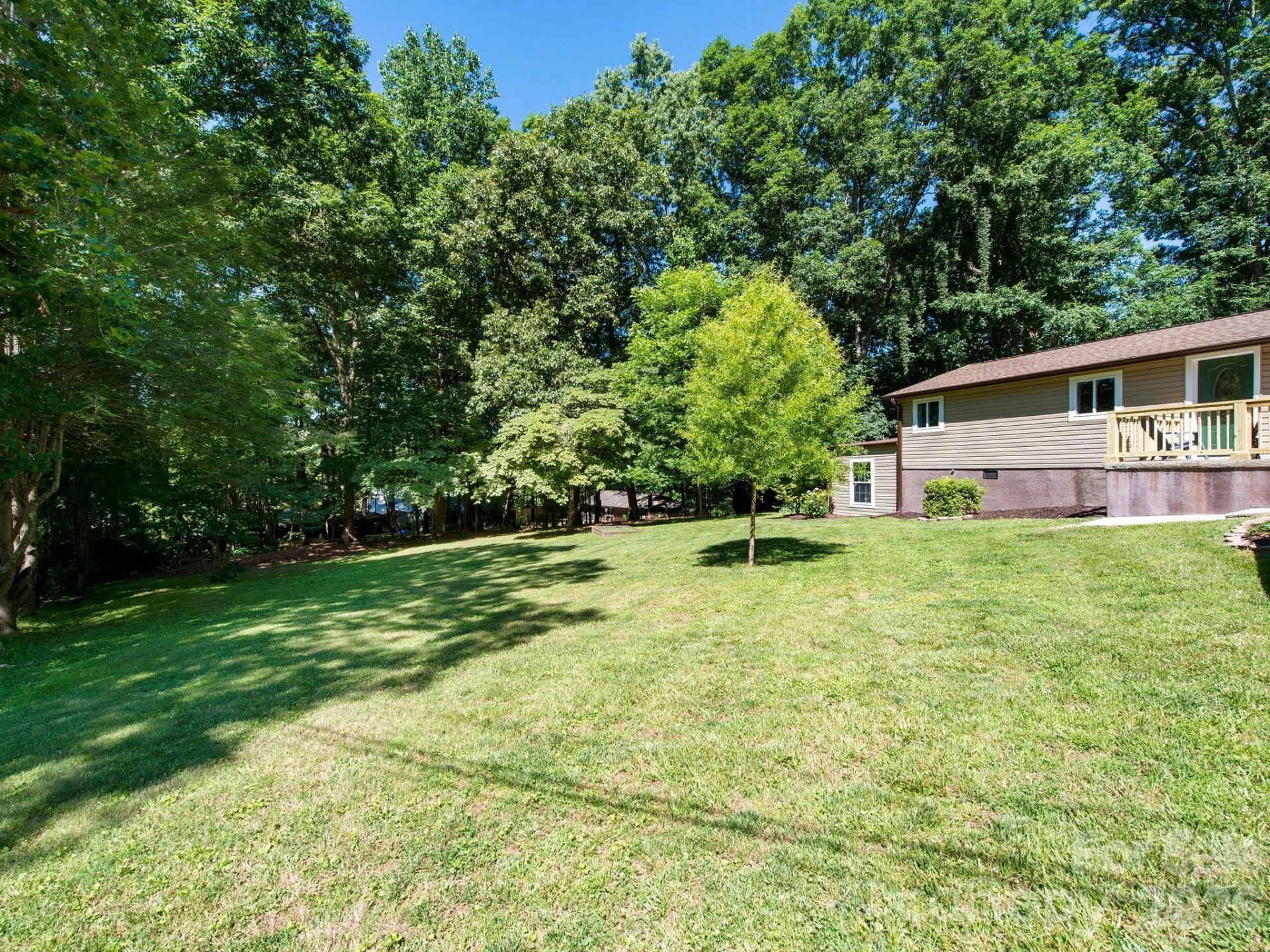 425 Lyndhurst Drive - Photo 2