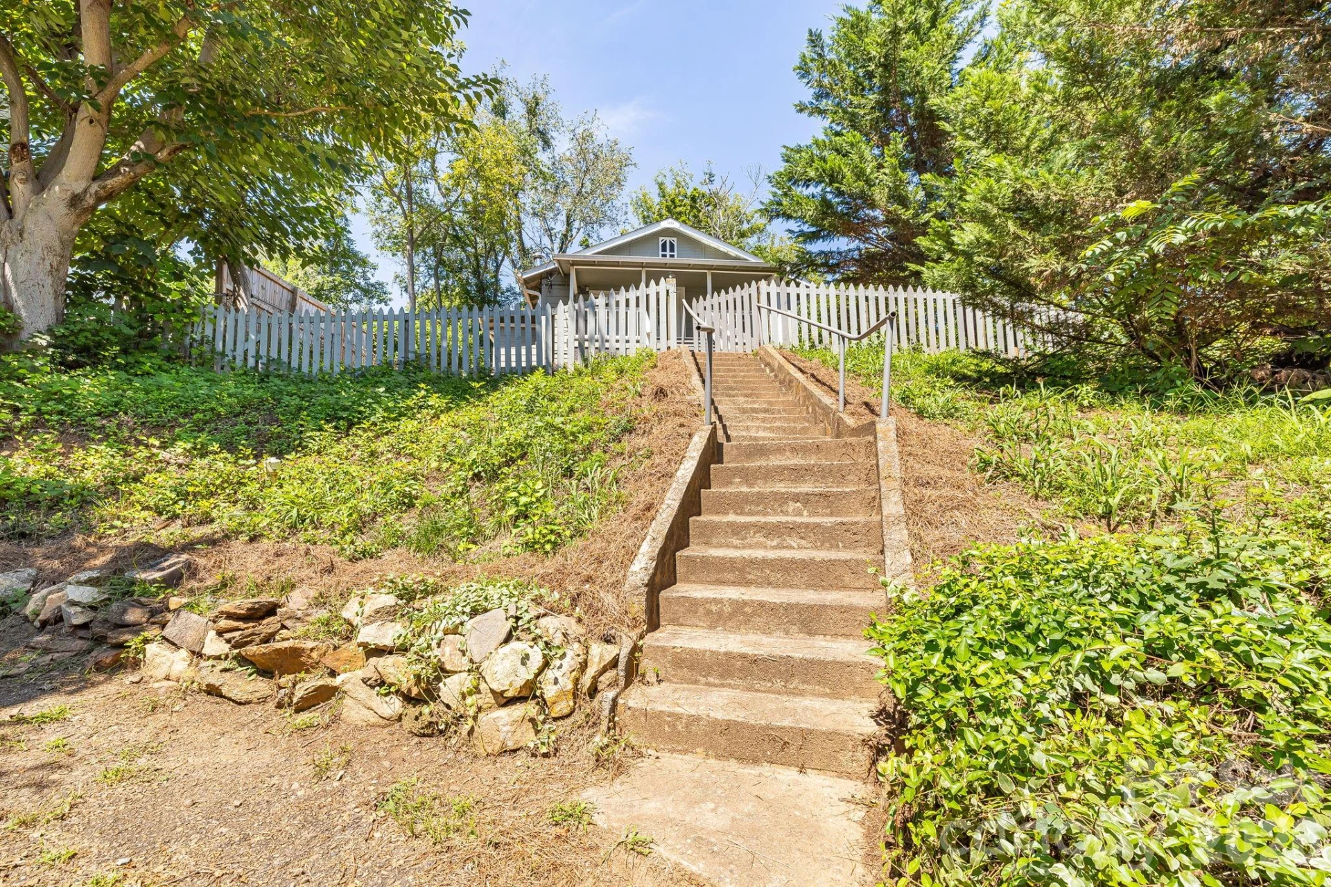 1055 Riverside Drive - Photo 22