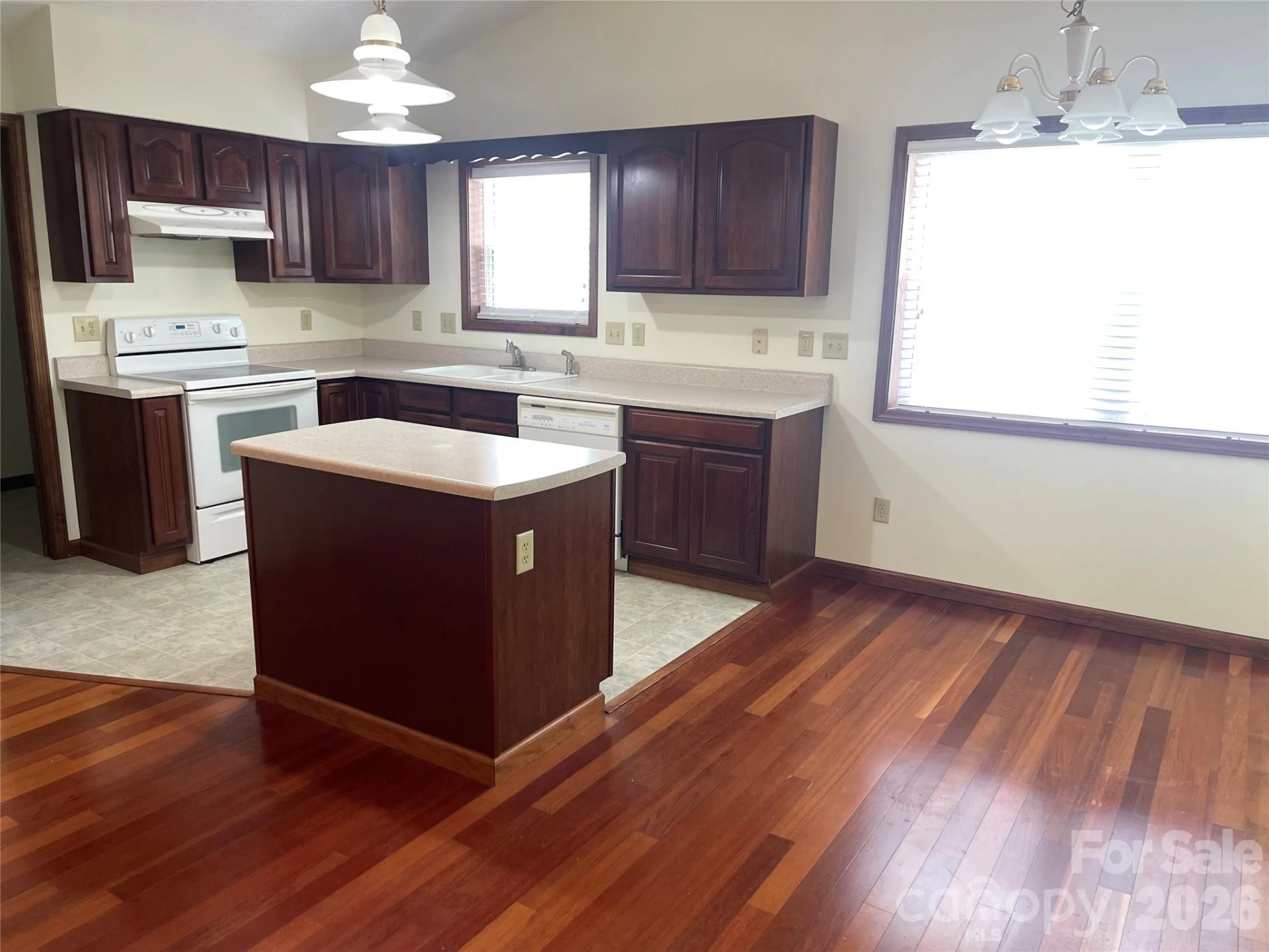 118 Whitewater Drive - Photo 2
