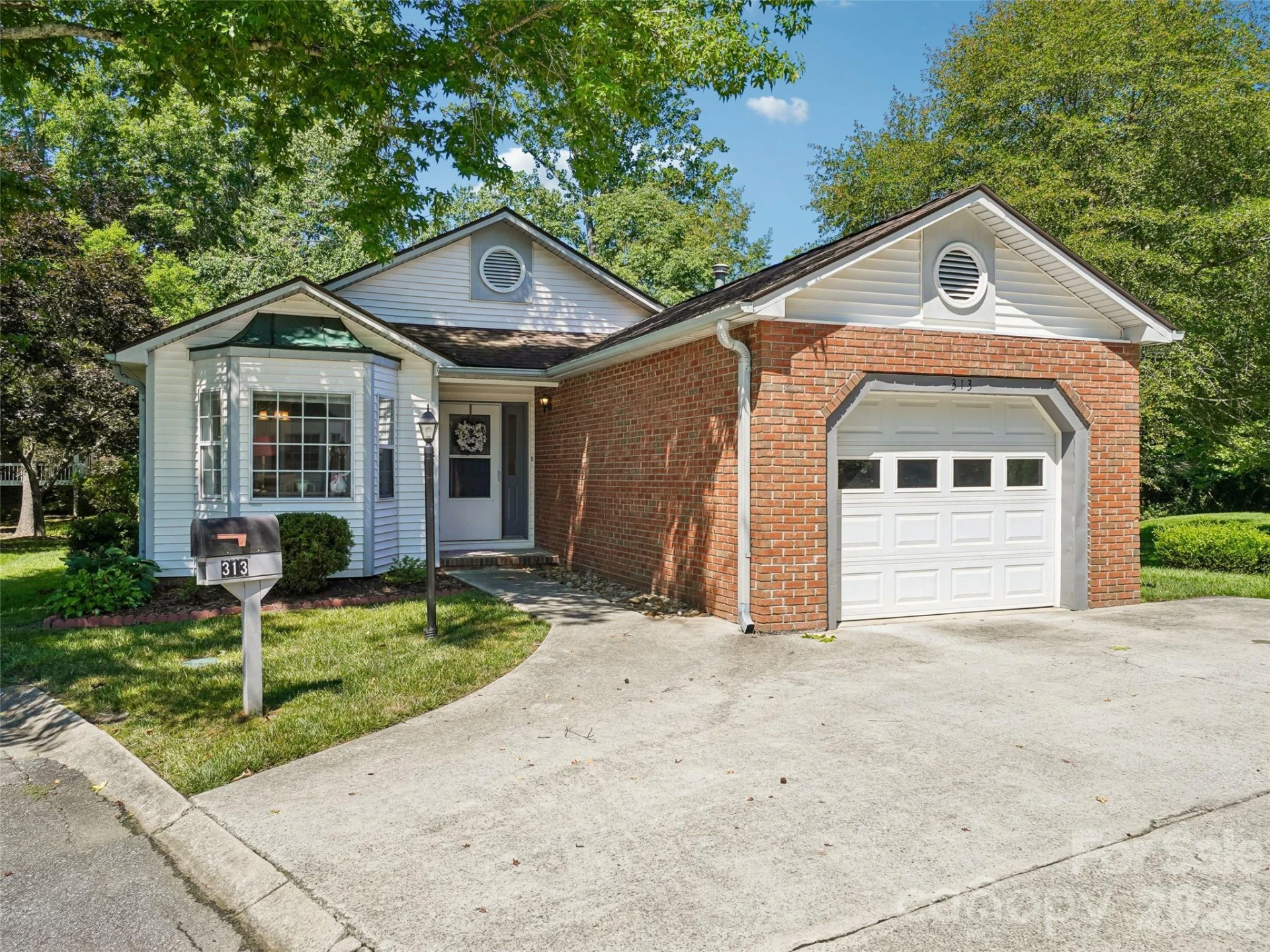 313 Somerton Court - Photo 2