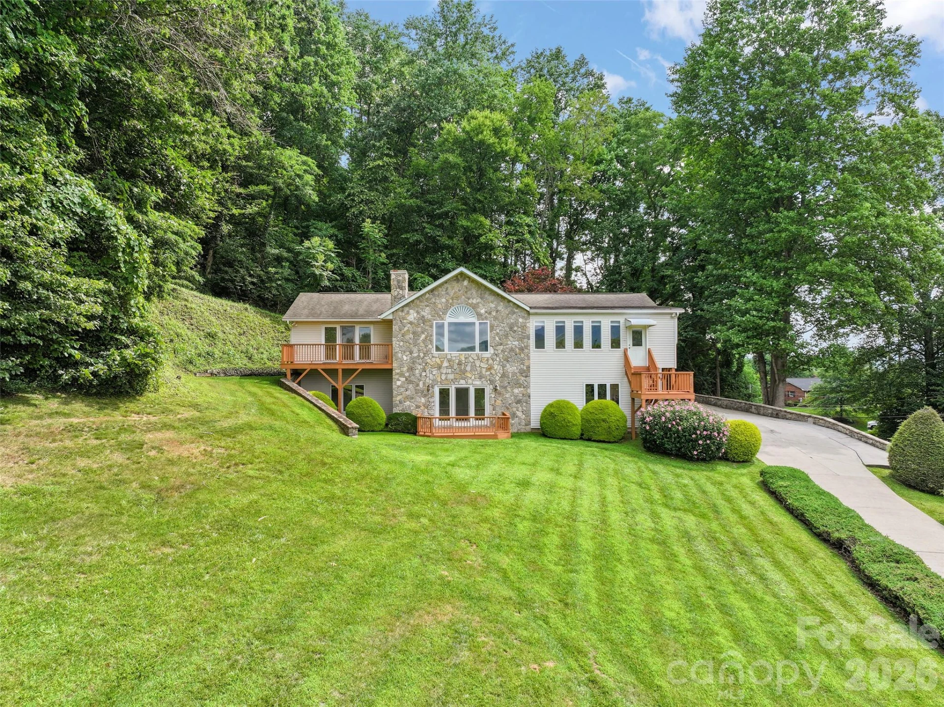415 Knollwood Drive - Photo 2
