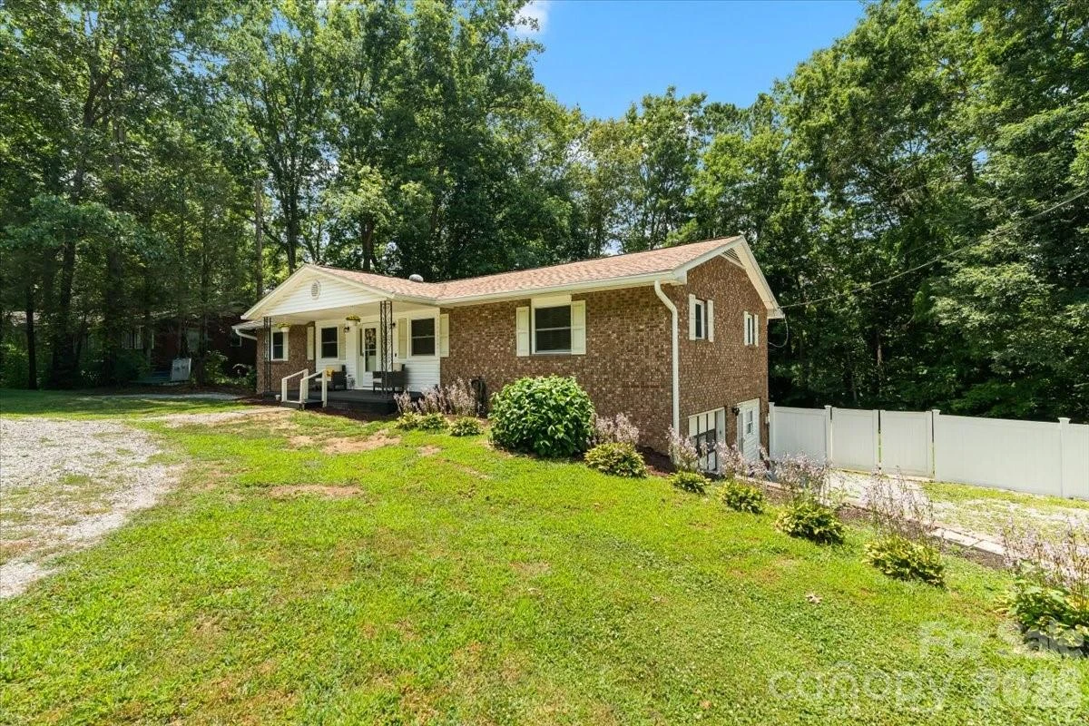 216 Dundeve Circle