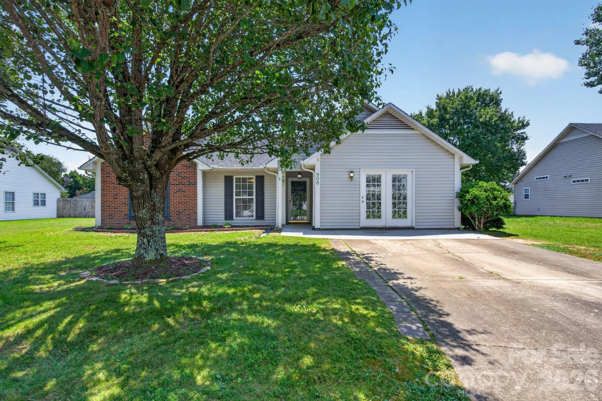 906 Woodhill Drive - Photo 2