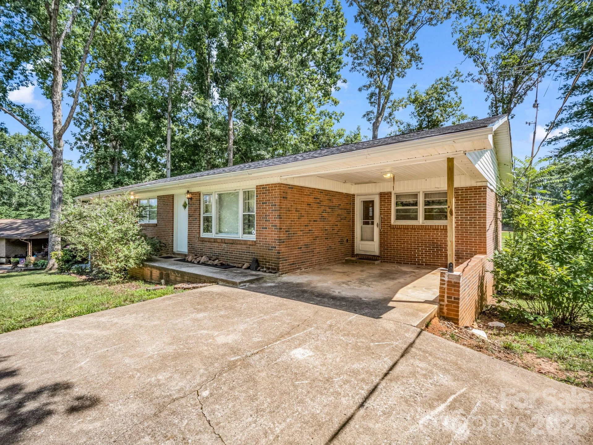 385 Eastview Drive - Photo 2