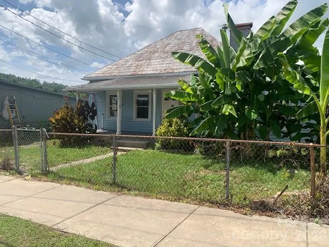 28 W CHESTNUT Street