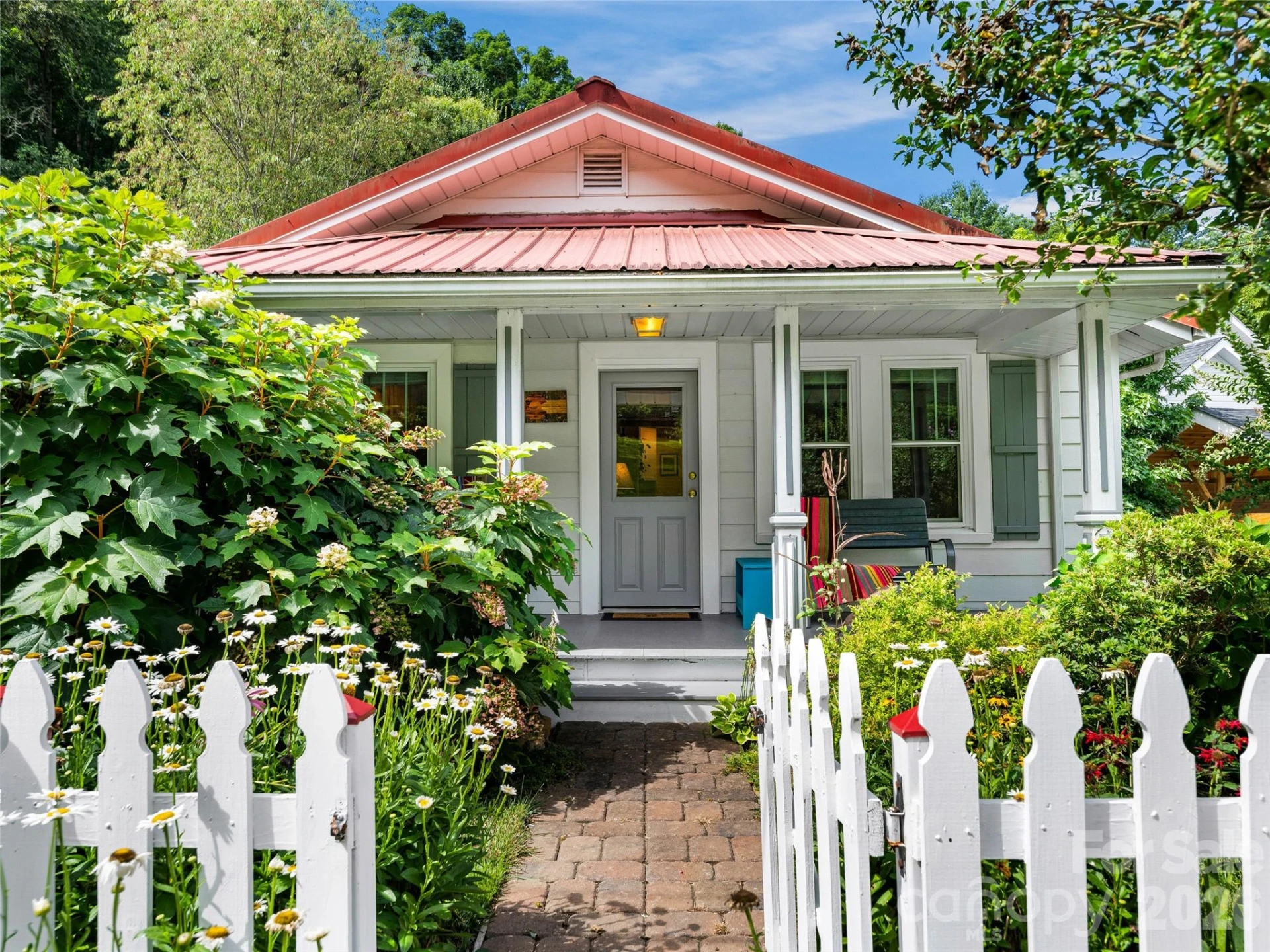 152 E Marshall Street - Photo 2