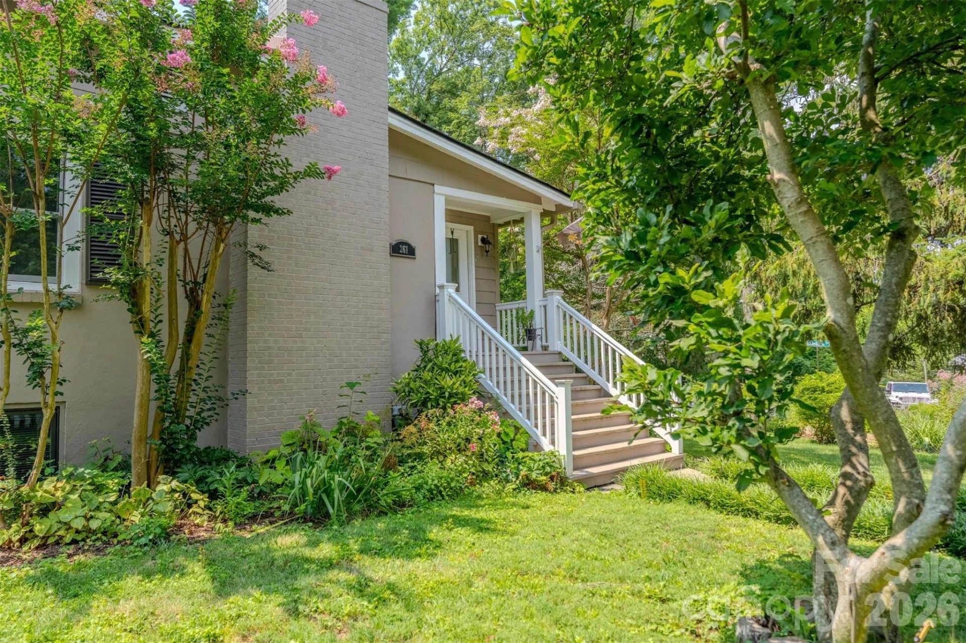 261 Forest Hill Drive - Photo 2