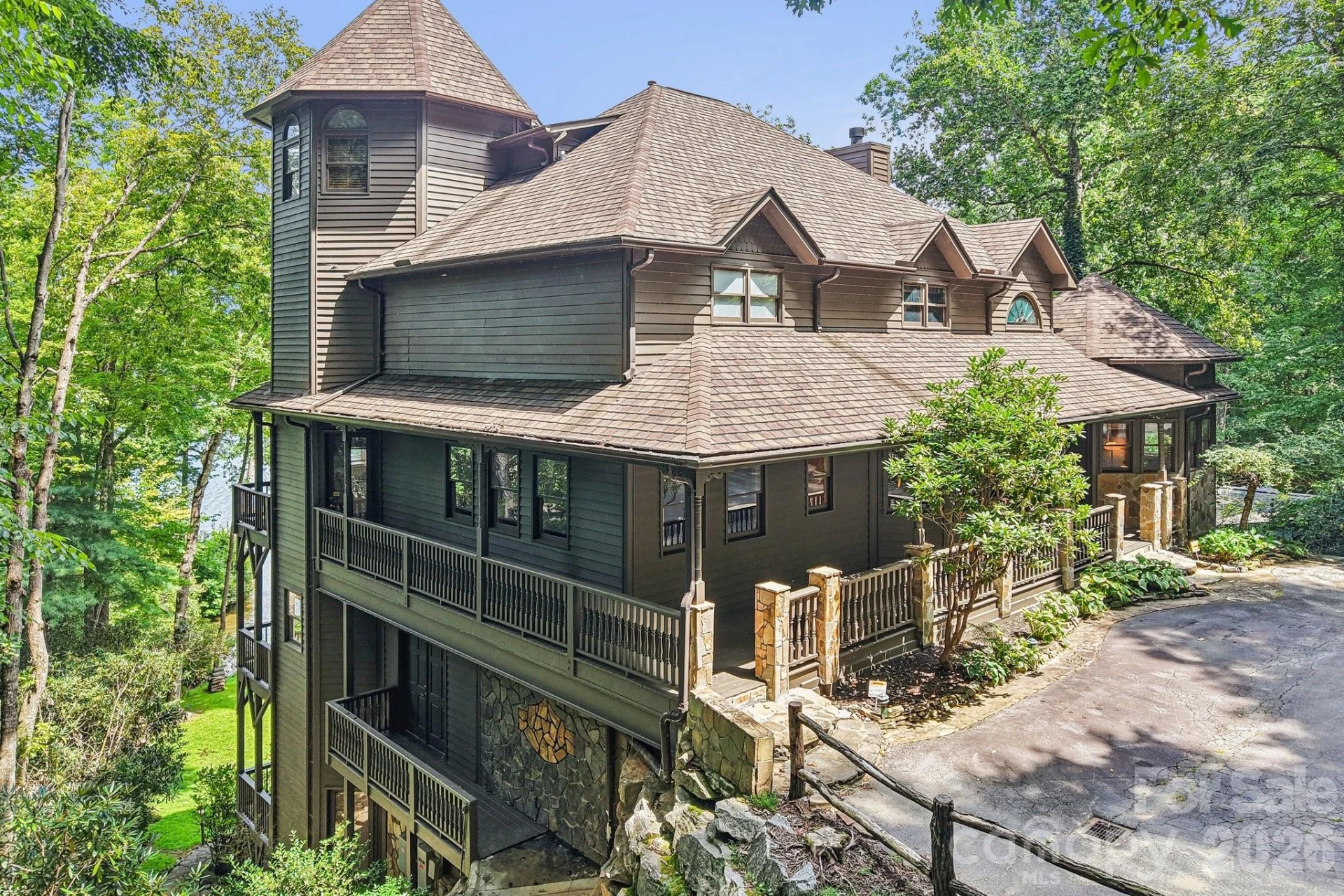 596 W Club Boulevard - Photo 2