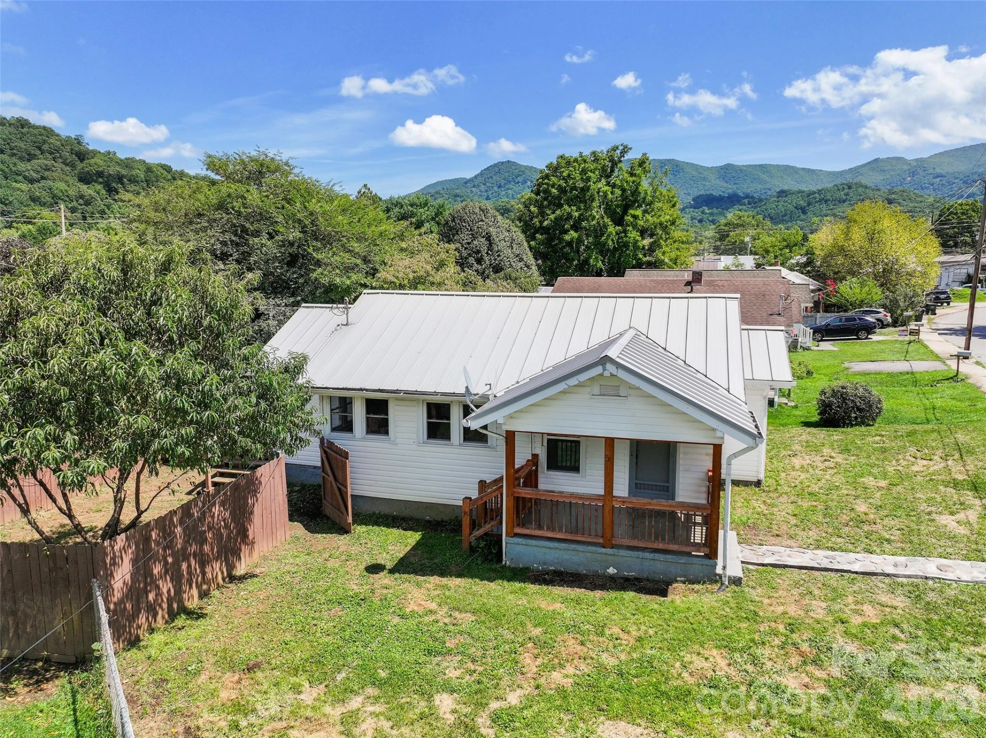 417 Riverbend Street - Photo 2