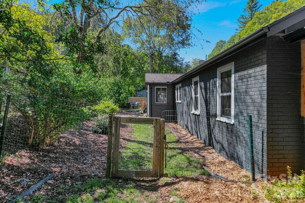 354 King Road - Photo 4