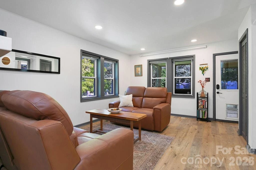 354 King Road - Photo 8