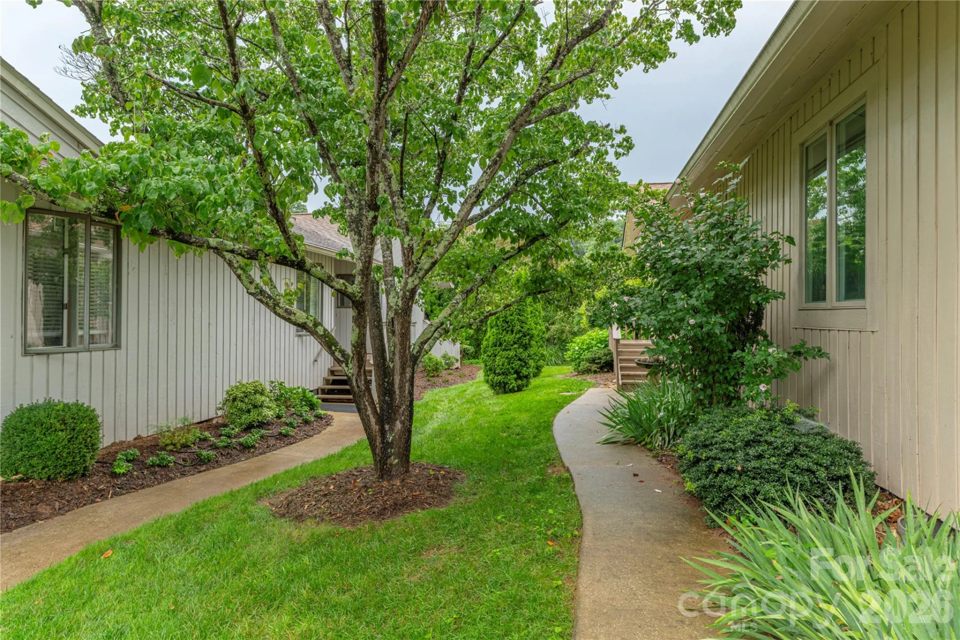 121 Deerlake Drive - Photo 2