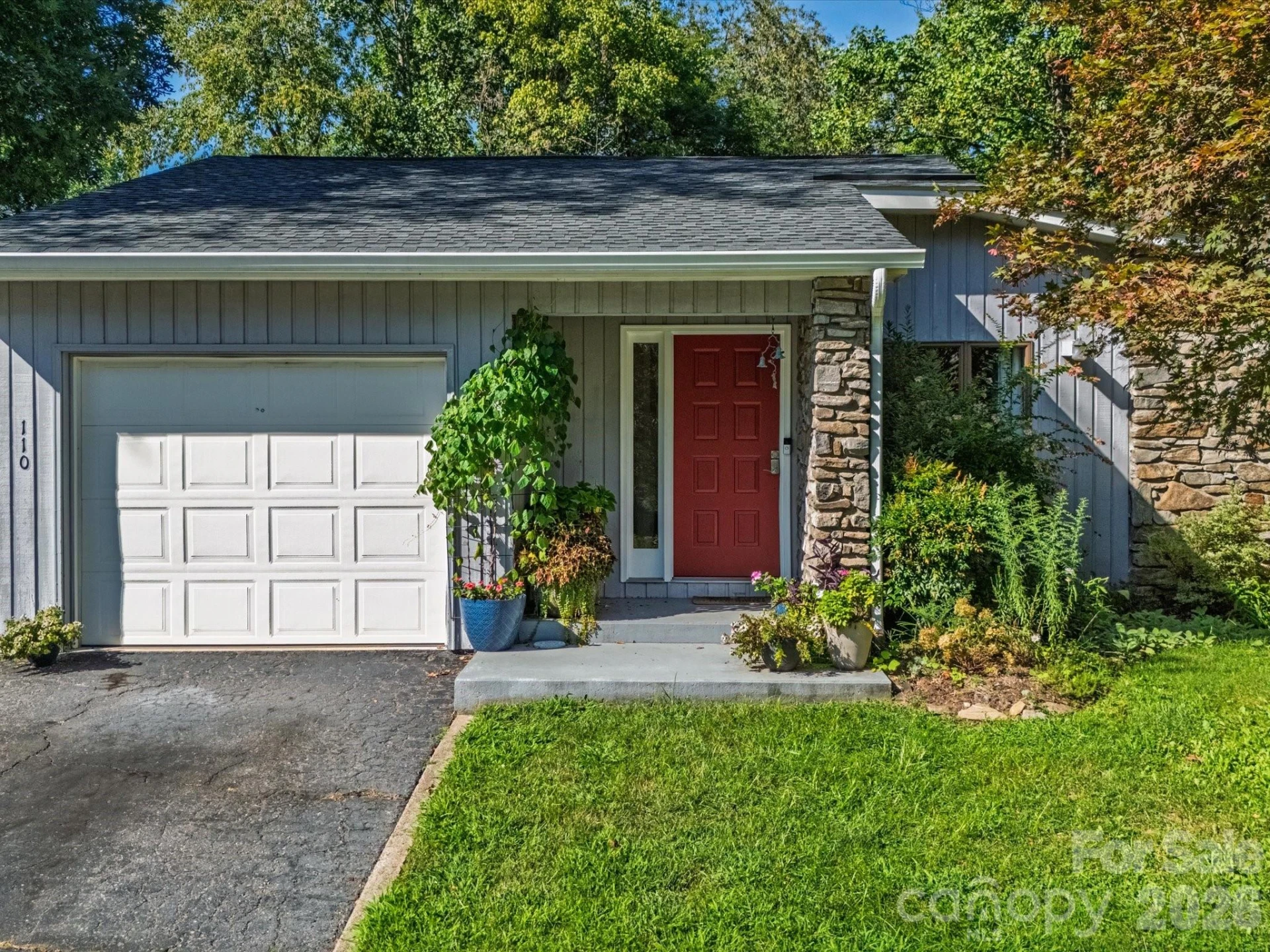 110 Aurora Drive - Photo 2