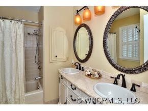 208 Hawthorn Drive - Photo 10