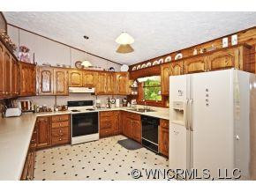 388 MEGAN DRIVE - Photo 6