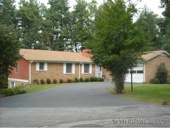 108 N Woodlawn Lane