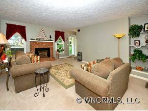 124 HAYWOOD KNOLLS DRIVE - Photo 2