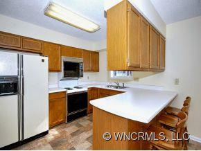 221 HAMPTON COURT - Photo 2